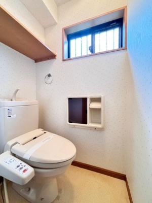 gC `Toilet`
gC͖邢ԂŐ܂B[肠̂łˁB